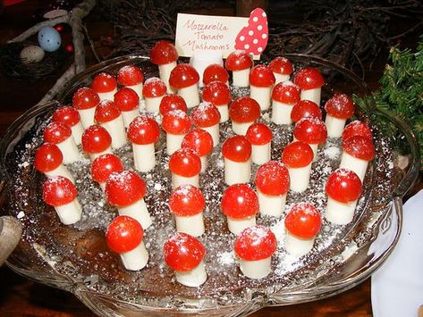 Mozzarella and tomato mushrooms Woodland Baby Shower Food, Deco Fruit, Woodland Theme Baby, Woodland Creatures Baby Shower, String Cheese, Baby Shower Woodland Theme, New Fruit, Cherry Tomato, Shower Food