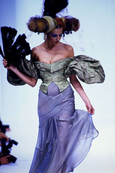 Velvet Runway, 2000s Fashion Icons, Boulevardier, 90s Models, Old Hollywood Glamour, John Galliano, Runway Models, Fantasy Fashion, Hollywood Glamour