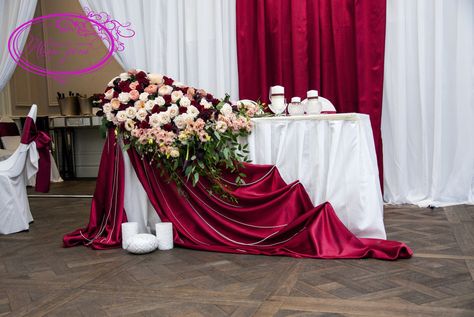 Long Wedding Table Decorations, Wedding Coursage, Wedding Table Layouts, Bride Groom Table, Red And White Weddings, Table Cloth Decorations, Head Table Wedding, Table Skirt, Wedding Stage Decorations