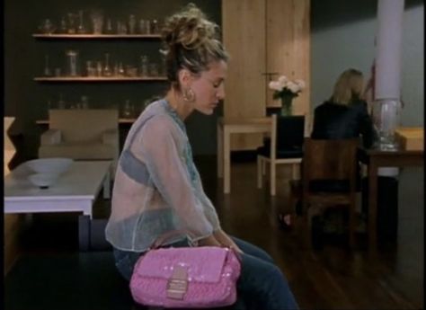 Pink Fendi, Carrie Bradshaw Outfits, Dior Clutch, The 90s Fashion, Alexa Chung Style, Gucci Belt Bag, School Bag Essentials, Sassy Outfit, City Outfits