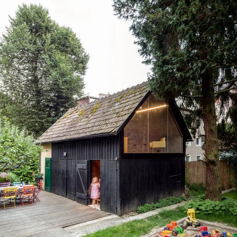 Ten "playful and beautiful" garden studios from around the world Black Shed, Toronto Architecture, Brick Garden, London Architecture, Work Horses, Casa Container, Patio Interior, Garden Studio, Garden Office