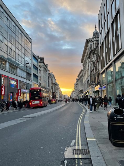 Oxford Street Aesthetic, Go Aesthetic, Oxford Street London, Uk Life, 2025 Mood, Uk Holiday, Summer Vision Board, Summer Vision, Uk Holidays