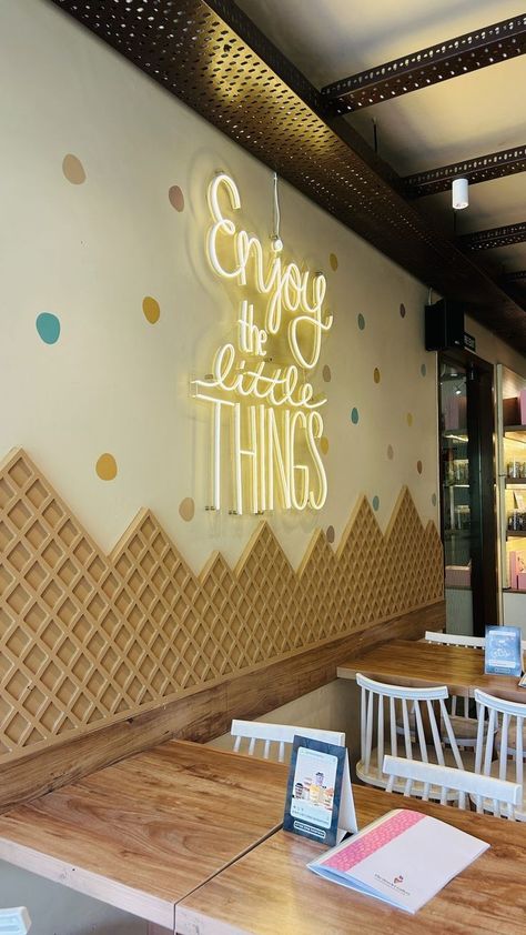 Cute Ice Cream Shop Interior, Ice Cream Shops Interior Design, Coffee And Ice Cream Shop Design, Ice Cream Store Aesthetic, Ice Cream Store Design, Heladerias Ideas Decoracion, Ice Cream Shop Interior, Ice Cream Shop Interior Design, Ice Cream Shop Aesthetic