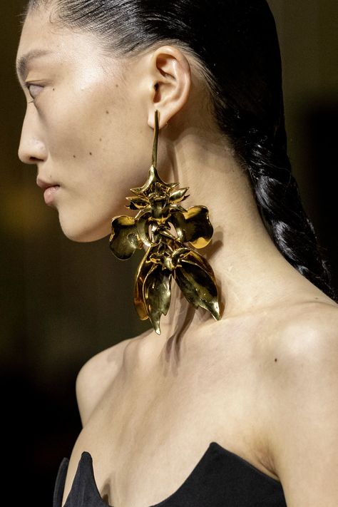 Alexander Mcqueen 2023, Mcqueen 2023, Alexander Mcqueen Runway, Runway Jewelry, Fall 2023 Ready To Wear, 2023 Ready To Wear Collection, 2023 Ready To Wear, Narita, 2023 Trends