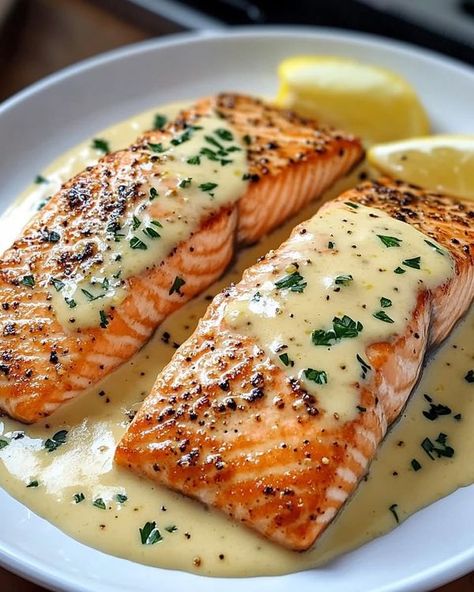 Fine Dining Fish Recipes, Salmon Dishes Dinners, Gordon Ramsay Salmon, Receta Salmon, Creamy Lemon Garlic Sauce, Baked Salmon Fillet, Salmon Recipes Easy, Lemon Salmon Recipes, Best Baked Salmon