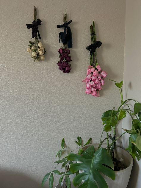 Flowers Upside Down Hanging, Hanging Dried Flowers Wall, Hanging Dried Flowers Decor Bedroom, Hang Dried Flowers On Wall, How To Hang Dried Flowers On Wall, Bedroom Dried Flowers, Save Roses Dried Flowers, Dried Rose Decoration, Dead Flowers On Wall