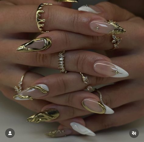 Egypt Nails, Gold Holiday Nails, Aesthetic Nail Designs, 2016 Nails, Uñas Soft Gel, Gold Stiletto Nails, Nails New Years, Oval Acrylic Nails, Es Nails