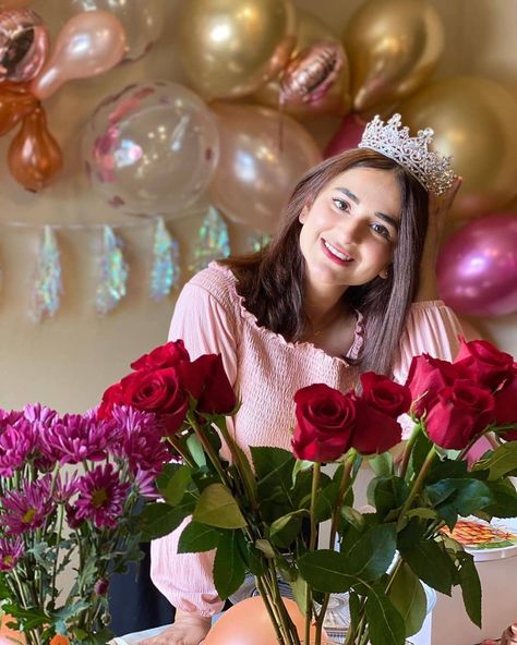 Yumna Zaidi Awesome Picture from Birthday Celebration Jannat Mirza, Happy Birthday Cake Photo, Yumna Zaidi, Birthday Party Photography, Cute Birthday Pictures, Bride Floral, Pakistani Celebrities, Beautiful Pakistani Dresses, Birthday Photography