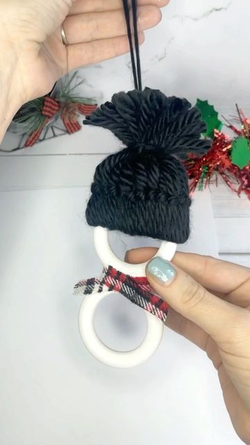 Macrame Snowman Ornament, Macrame Snowman, Diy Snowman Ornaments, Christmas Macrame, Christmas Name Tags, Macrame Knots Tutorial, Macrame Christmas, Ornament Diy, Knots Tutorial