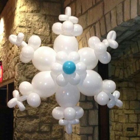 Winter Balloon Decorations, Winter Wonderland Balloon Decorations, Snowflake Balloons, Balloon Base, Balloon Decorations Diy Tutorials, Ceiling Balloons, Winter Wonderland Christmas Party, Winter Wonderland Party Theme, Balloon Craft