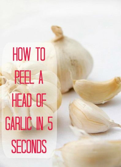 Peel garlic quick! Here's an easy food prep tip...just put the garlic in a sealed container (example, a mason jar) and shake the daylights out of it. Once you stop shaking it, you just open the container and the peelings should be separated from the garlic! How To Peel Garlic, Kitchen Life Hacks, Cooking Photos, Rachel Ray, Amazing Kitchen, Cooking 101, Garlic Head, Cooking Guide, Food Info