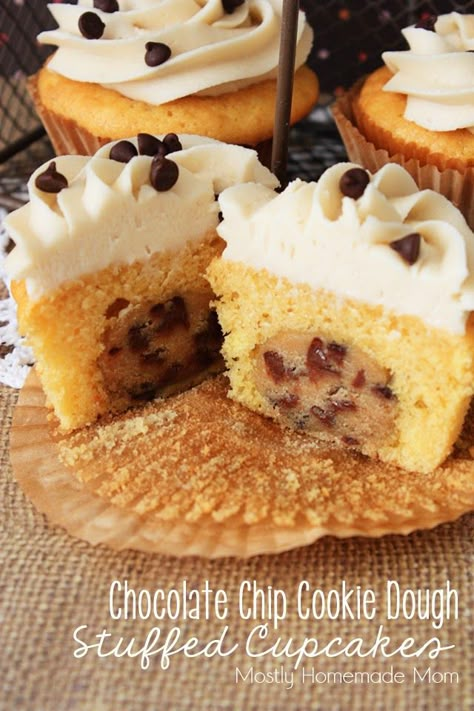 Chocolate Chip Cookie Dough Stuffed Cupcakes - Yellow cupcakes with chocolate chip cookie dough in the middle and topped with brown sugar frosting! Cookie Dough Stuffed Cupcakes, Cookie Dough Cupcakes Recipe, Stuffed Cupcakes, Brown Sugar Frosting, Cookie Dough Cupcakes, Nutella Cupcakes, Cupcakes Filled, Yellow Cupcakes, Cupcakes With Chocolate