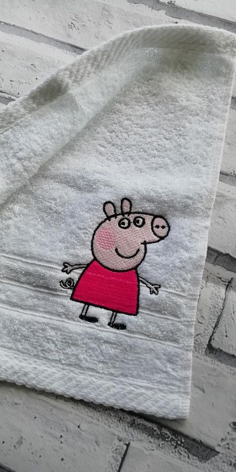 Peppa Pig Embroidery Designs, Peppa Pig Embroidery, Cartoon Embroidery Design, Pig Embroidery, Embroidery Towels, Diy Embroidery Shirt, Towel Embroidery Designs, Cartoon Bathroom, Pig Design