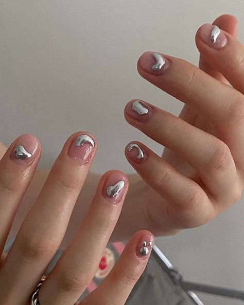 Korean minimalist nail art: 3D silver chrome negative space Safe Nails, Luxury Nail Art, Amazing Nail Art, Silver Nail Designs, Silver Nail Art, Minimalist Nail, Mens Nails, Chrome Nail Art, Korean Nail Art