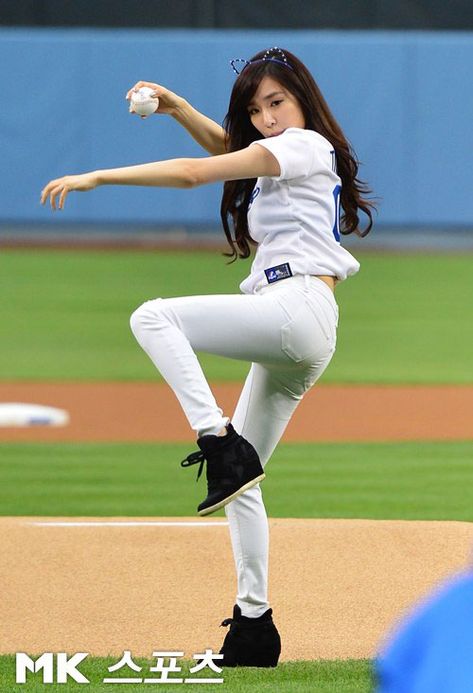 korean girl throwing baseball - Google Search Tiffany Girls, Tiffany Hwang, Baseball Girls, Action Poses, Play Ball, Pose Reference Photo, Art Poses, Los Angeles Dodgers, Sport Girl