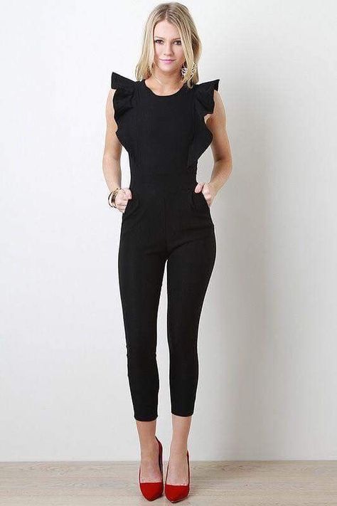 Totally something I would rock the shit out of ! Jumpsuit Fashion, Classy Women, Work Attire, Red Shoes, Classy Dress, Trendy Dresses, Look Chic, Outfits Casuales, Black Outfit