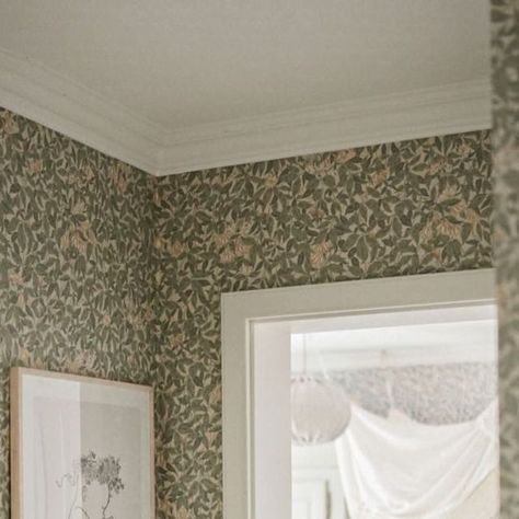 Sandberg Wallpaper on Instagram: "We are swooned by this adorable hallway where @moonchild.atelier has paired our Linnea wallpaper with the white wainscoting 🌿 Wallpaper / Linnea Garden Green" Linnea Wallpaper, Attic Snug, Green Wallpaper Bedroom, Wainscoting Wallpaper, Wallpaper Hall, White Wainscoting, Sandberg Wallpaper, Spare Bedroom, Barbie Dream