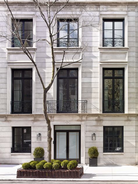 By Meyer Davis. Upper East Side, Manhattan #nyc #residentialdesign Nyc Houses, Upper East Side Townhouse, Meyer Davis, Lantern House, West Village Townhouse, Nyc Townhouse, House Nyc, Street Townhouse, Townhouse Exterior