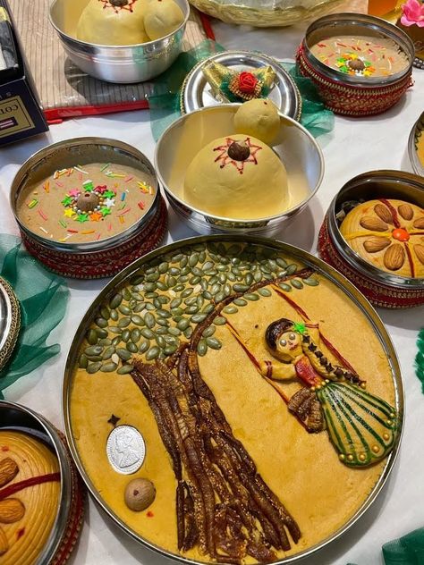 Sattu decoration Food Thali Decoration Ideas, Nuts Plate Decoration, Satu Decoration Ideas, Teej Packing Ideas, Sattu Recipes Ideas, Teej Festival Packing Ideas, Teej Festival Decoration Ideas, Sattu Decoration Ideas, Matli Decoration