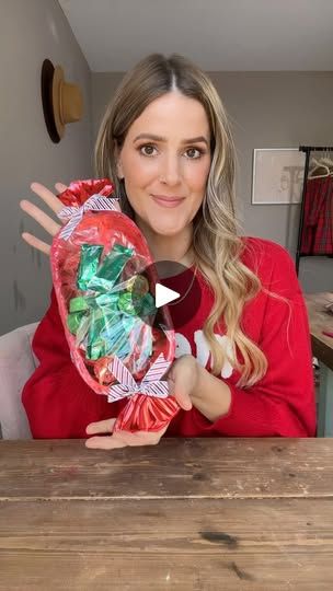 Dollar Tree Teacher Gifts, Santa Basket, Christmas Trays, Christmas Tips, Candy Videos, Christmas Gift Baskets Diy, Christmas Candy Gifts, Gift Tray, Inexpensive Gifts