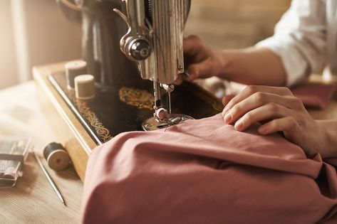 Costurar mantém minha mente relaxada. fo... | Free Photo #Freepik #freephoto #mulher-costurando #costureira #tailor #industria-textil Engagement Hand, Clothes Alterations, Tailoring Classes, White Sewing Machine, Sewing Top, Mind Relaxation, Sewing Business, Leather Industry, Dress Alterations