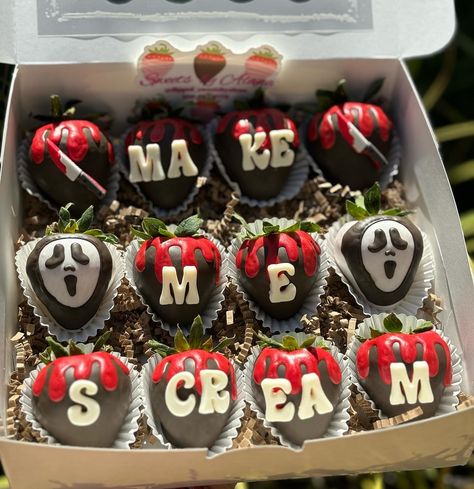 Scream Themed Snacks, Horror Themed Snacks, Scream Themed Food, Halloween Strawberries, Halloween Bakes, Spooky Desserts, Treat Maker, Strawberry Ideas, Themed Snacks