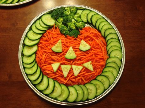 Halloween veggie tray Halloween Veggie Tray, Halloween Dip, Horror Themed Party, Halloween Appetizer, Halloween Appetizers Easy, Halloween Food Appetizers, Halloween Appetizers, Healthy Halloween, Spooktacular Halloween