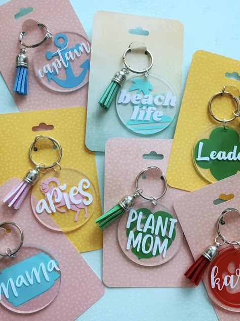 Things To Make With Silhouette Cameo, Acrylic Vinyl Keychains, Acrylic Key Chains With Vinyl Ideas, Custom Acrylic Keychains, Round Acrylic Keychain Ideas Vinyl, Acrylic Round Keychain Ideas, Circle Acrylic Keychain Ideas, Acrylic Keychain Ideas Vinyl, Vinyl Keychain Ideas