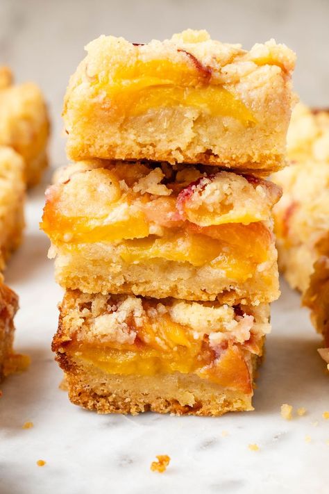 Peach Crumb Bars, Peach Pie Bars, Peach Crumble Bars, Peach Filling, Crumb Bars, Peach Crumble, Pie Bar Recipes, Peach Desserts, Crumble Bars