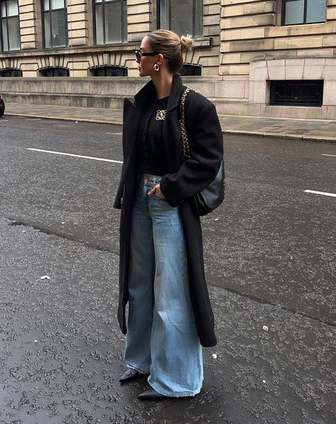 Denim pants paired with black trench coat Raining Day Outfit, Rainy Day Outfit For Spring, Black Coat Outfit, Rainy Day Outfits, Chica Chola, Long Coat Outfit, Dinner Outfit Casual, Latina Outfits, Latina Fashion Outfits