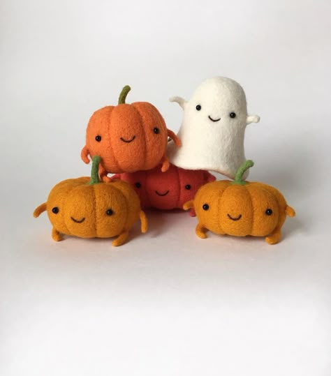 Cuties Pumpkins, Felted Halloween, Felting Halloween, Needle Felting Easy, Needle Felting Projects For Beginners, Fall Needle Felting Ideas, Needle Felted Halloween, Halloween Needle Felting Ideas, Needle Felting Halloween