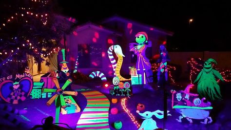 halloween glowing yard Black Light Halloween Decorations, Black Light Halloween, Blacklight Halloween, Black Light Painting, Halloween Maze, Halloween Lights Decorations, Halloween Lawn, Purple Lights, Halloween Circus