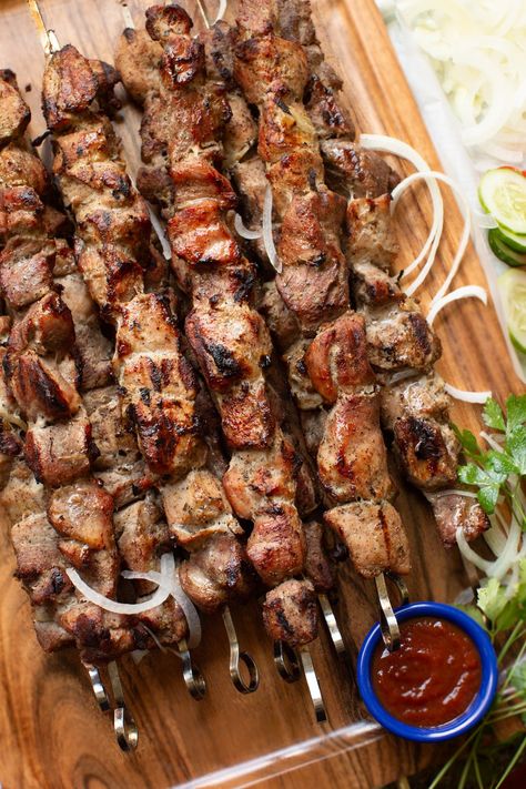 pork shish kebab recipe Shashlik Recipe, Picnic Roast, Grilled Chicken Kabobs, Summer Bbq Recipes, Grilled Meat Recipes, Shish Kebab, Boneless Pork Shoulder, Grilled Chicken Thighs, Homemade Mayonnaise