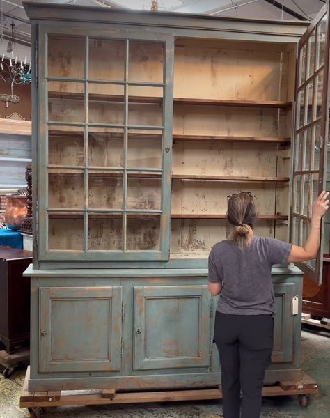 China Display Shelves, Built In Antique Cabinet, French Country Hutch, Floating Nightstand Ideas, French Hutch, Gustavian Interiors, Modern Floating Nightstand, Nightstand Ideas, French Cabinet