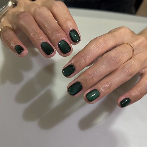 Dark Green Gradient Nails, Dark Metallic Nails, Dark Green Aura Nails, Dark Green Cat Eye Nails, Emerald Green Short Nails, Nail Art Dark Green, Short Nails Ideas Green, Dark Green Gel Nails, Short Dark Green Nails