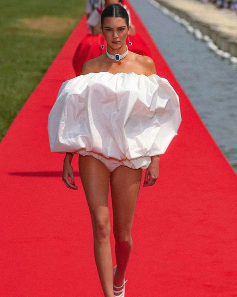 Kendall Runway, Jacquemus Jacket, Jacquemus Runway, Kendall Jenner Runway, Famous Fashion Designers, Runway Aesthetic, Siamese Twins, Wattpad Book, Fashion Designers Famous