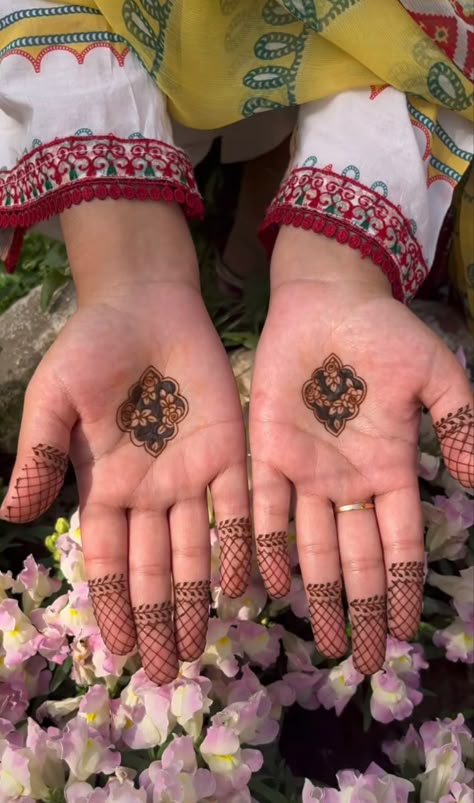 Palm Mehndi Design, Henna Tattoo Designs Hand, Latest Henna Designs, Mehndi Designs For Kids, Very Simple Mehndi Designs, Simple Mehndi Designs Fingers, Modern Mehndi Designs, Pretty Henna Designs, Engagement Mehndi Designs