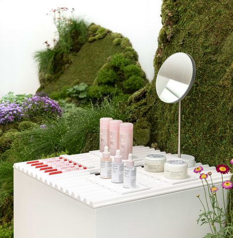 The Best Part of Glossier’s New Seattle Pop-Up Has Nothing To Do with Boy Brow #SOdomino #table #tree #botany #grass Perfume Pop Up Store, Beauty Pop Up Event, Beauty Pop Up Store, Pop Up Store Concept, Glossier Seattle, Glossier Pop Up, Glossier Store, Mexican Feather Grass, Lush Landscape