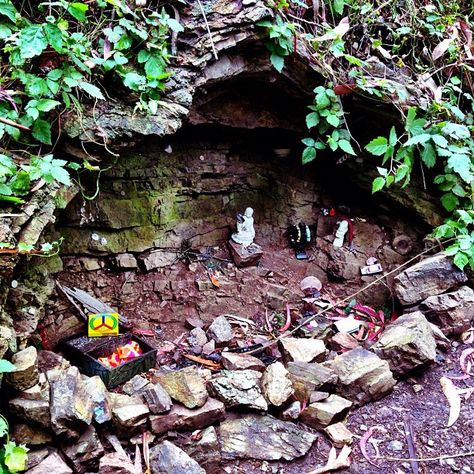 Back yard altars and shrines Earth Alter Ideas, Garden Altar, Garden Altar Pagan, Forest Shrine Art, Pagan Shrine, Outdoor Altar, Stone Altar, Sacred Space Altar, Altar Ideas