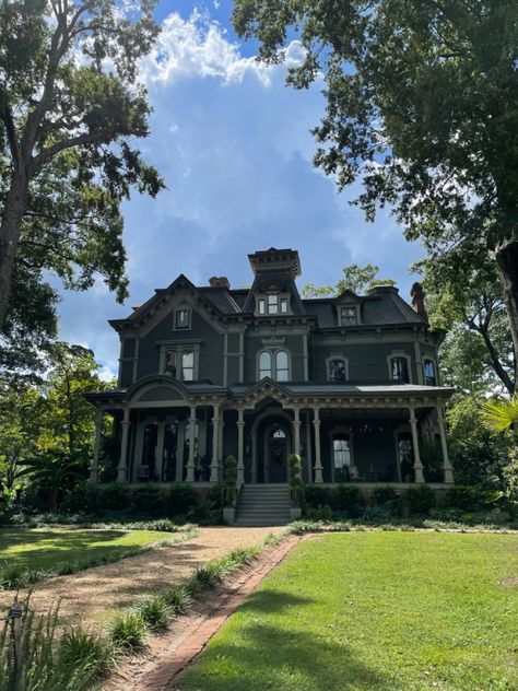 80s House Exterior Aesthetic, 80s House Exterior, Middle Class House, Creel House, Summer 80s, House Victorian, 80s House, Southern House, Georgia Southern