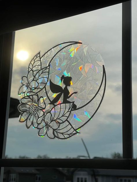 Window cling and cricut vinyl Cricut Suncatcher, Window Clings Cricut, Cricut Window Cling Ideas, Window Cling Crafts, Diy Window Clings, Suncatcher Diy, Stain Glass Window Art, Stained Glass Sun, Glass Window Art