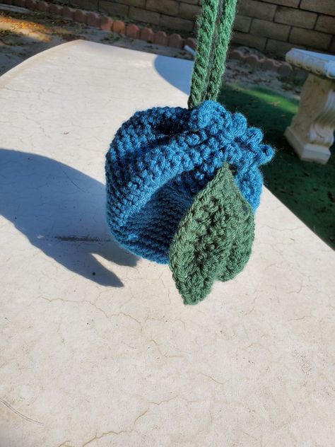 A small to medium pouch. Is perfect to hold small things in your bag.Pattern is linked below! Green Crochet Pouch Bag With Adjustable Strap, Lemon Drawstring Bag Crochet, Crochet Pouch Bag With Detachable Handle, Crochet Small Drawstring Pouch, Mini Crochet Drawstring Pouch, Drawstring Pouch, Crochet Projects, Pouch, Knitting