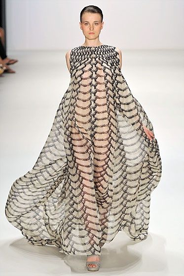 Dawid Tomaszewski Sukienki Maksi, Snakeskin Dress, Estilo Hippy, Snake Skin Dress, Fashion Fantasy, Berlin Fashion Week, Model Looks, Berlin Fashion, New York Magazine