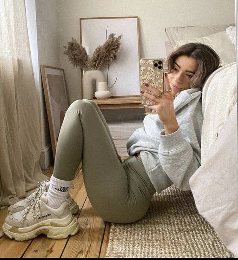 Leggings With Socks, Loungewear Chic, Beige Leggings, Cute Outfits With Leggings, Cosy Outfit, Beige Outfit, Gym Fits, Green Leggings, Warm Outfits