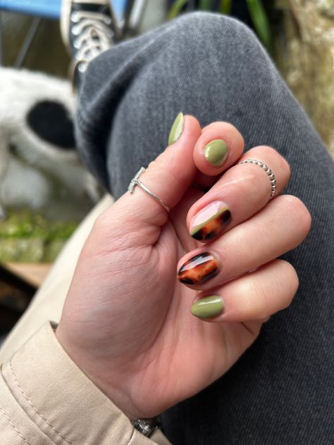 BIAB, green and tortoiseshell nails gel nailsart Tortoise Shell Nails With Green, Tortus Nail Designs, Green And Tortoise Shell Nails, Green Earthy Nails, Green Tortoise Shell Nails, Tortoise Nails Design, Turtle Shell Nails, Green And Brown Nails, Tortoiseshell Nails