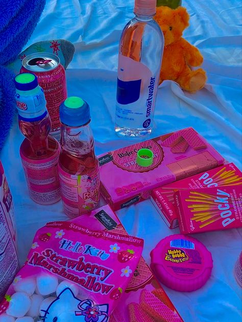 Pink Snacks For Picnic, Colour Picnic Tiktok, Kawaii Picnic Food, Pink Color Basket Alcohol Party, Birthday Snack Box Gift Pink, Hubba Bubba, Strawberry Drinks, Gift Baskets, Pink Color