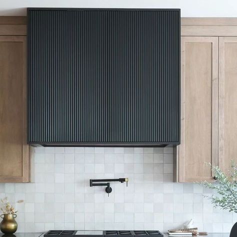 Modern Hood Fan, Modern Hoods Kitchen, Black Hood Over Range, Hood Vent Design, Kitchen Range Hood Ideas Modern, Reeded Kitchen Hood, Modern Hood Vents Kitchen, Modern Hood Design, Black Hood Vents Kitchen