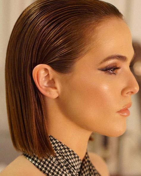 Dutch Bob, Slicked Back Hairstyles, Sleek Short Hair, Wet Look Hair, Slicked Hair, Formal Hairstyles For Short Hair, Slicked Back Ponytail, Zoey Deutch, Corte Bob