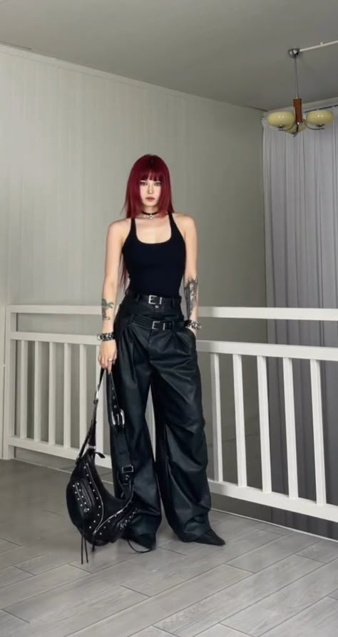 Unzipped Pants Outfit, Dark Minimalism Outfits, Black Outfits Edgy Street Styles, Korean Punk Fashion, Cyberpunk Outfit Ideas, Gothic Streetwear, Goth Streetwear, Metallic Leggings, 90s Fashion Outfits