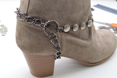 DIY: Chain Boot Harnesses - How To Make Boots, Autumn Boots, Boot Chains, Diy Chain, Boot Bracelet, Boot Bling, Boho Boots, Pearls Diy, Diy Fashion Hacks